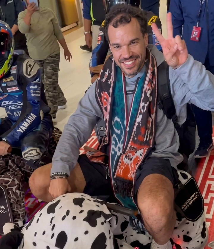 Momen Kocak Jelang GP Mandalika, Franco Morbidelli Naik Boneka Sapi di Bandara