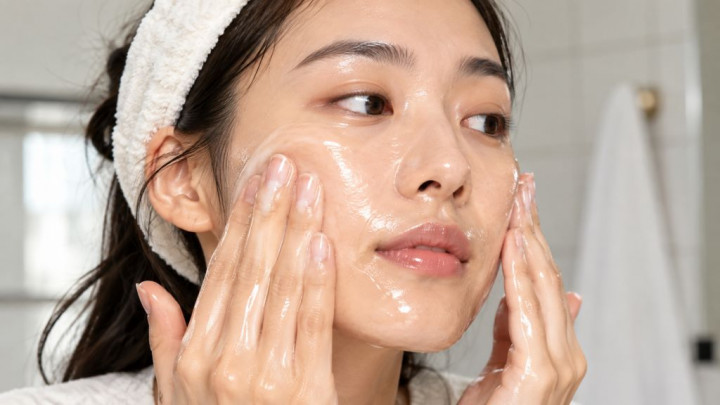Rekomendasi Cara Pakai Cleansing Oil, Jangan Asal Gosok!