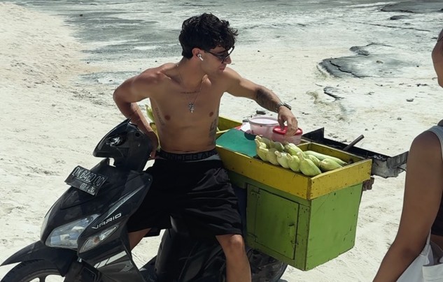 Momen Kocak Tony Arbolino Jadi Penjual Jagung Bakar Jelang MotoGP Mandalika