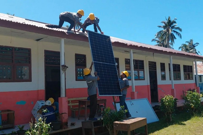 Petugas PLN memasang panel surya pada salah satu sekolah di Kecamatan Muara Batang Gadis, Kabupaten Mandailing Natal, Sumatera Utara. Melalui inovasi SuperSUN, PLN mendorong pemanfaatan potensi energi surya setempat untuk memperluas manfaat listrik dan me
