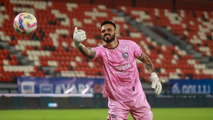 Lini Belakang Bocor, Isenmulang FC Datangkan Mantan Kiper Arema