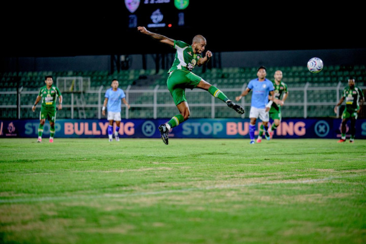 Persebaya Curi Tiga Poin di Lampung, Penalti Alex Martins Jadi Penentu