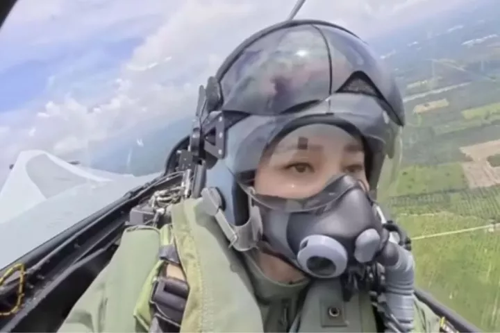 Ratu Thailand Suthida Terbangkan Jet Tempur Gripen Sendirian, Cetak Sejarah