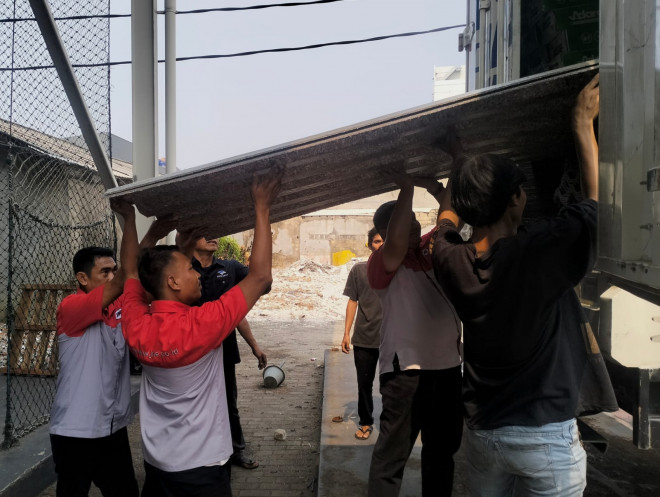 Yayasan Media Group dan JNE menyalurkan bantuan donasi Paloma Sjahrir Foundation dan YCAB untuk bangun sekolah SDN 05 Batang Anai pada Jumat (9/10/2026). Foto: Vira Farhatul/Medcom