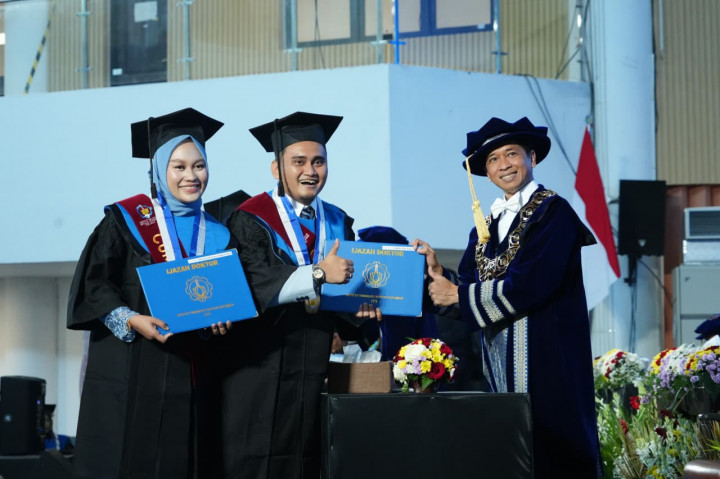 Relationship Goals! Pasutri Dosen Raih Gelar Doktor Bareng di ITS