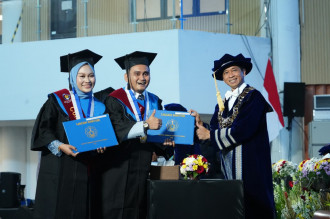 Relationship Goals! Pasutri Dosen Raih Gelar Doktor Bareng di ITS