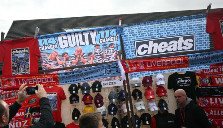 Man City Jadi Bahan Olok-olokan di Anfield, Logo Oasis Ikut Disindir
