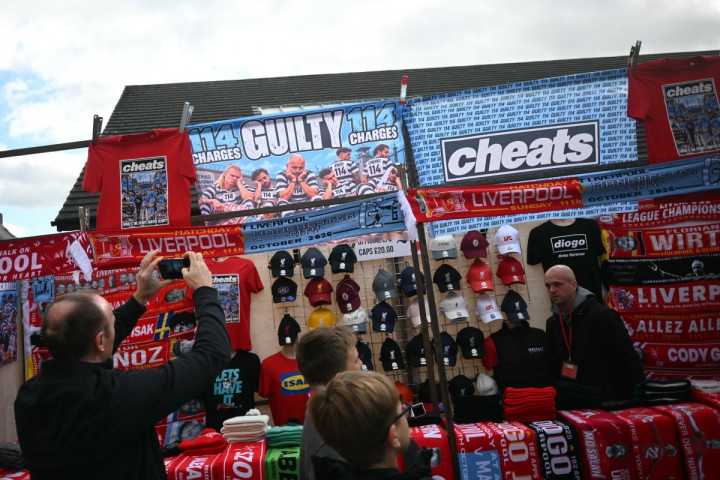 Logo Oasis Dipelesetkan, Manchester City Jadi Sasaran Sindiran di Anfield