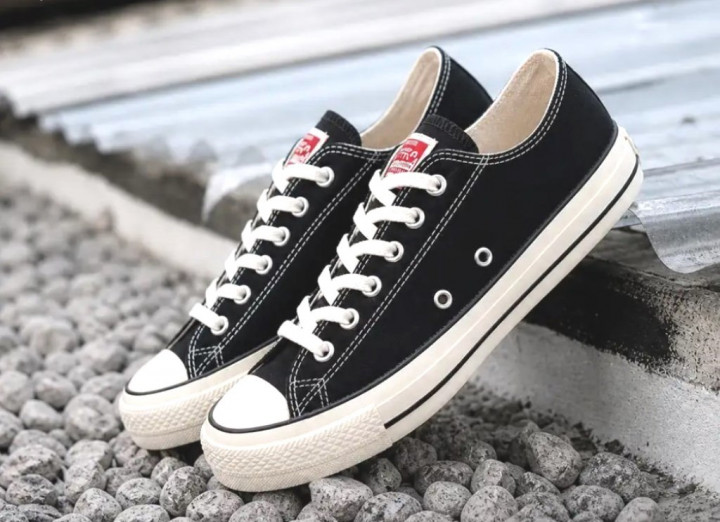 5 Sepatu Lokal Sol Empuk Anti Licin Pas Hujan, No Nyungsep-nyungsep Club!