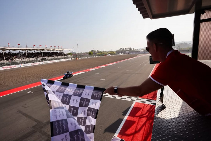 Momen John Herdman Deg-degan saat Kibarkan Bendera Finis di MotoGP Mandalika
