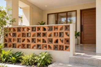 5 Inspirasi Kombinasi Dinding Polos dan Roster untuk Teras Rumah