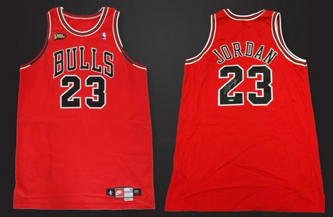 Jersey ikonik Michael Jordan dari Final NBA 1998 terjual US$14 juta, mencetak rekor sebagai memorabilia basket termahal sepanjang sejarah. (foto: hunt auctions)