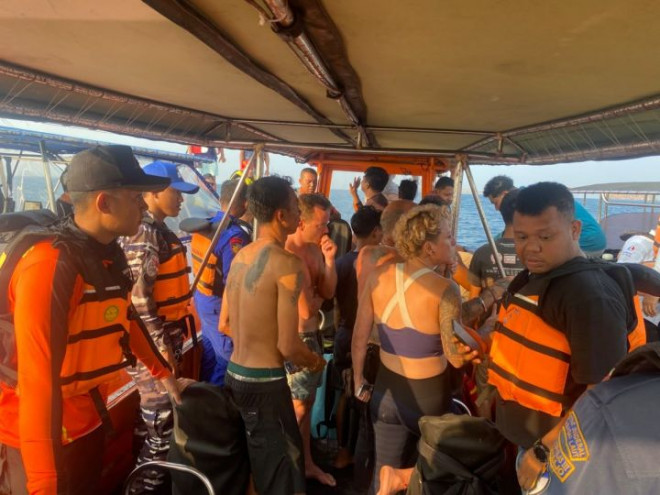 Evakuasi penumpang Kapal wisata KM Feronia yang tenggelam di perairan Tatawa Besar, kawasan Taman Nasional Komodo (TNK), Labuan Bajo, Nusa Tenggara Timur (NTT), Selasa, 13 Oktober 2026.