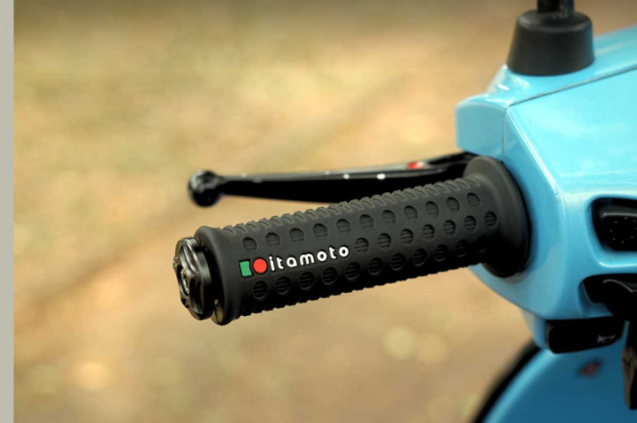 Itamoto Dots Handgrip Hadir untuk Skuter Premium, Ada Material Peredam Getaran