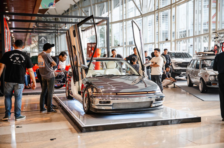 Honda Civic Super Nouva Roy Ricardo Tampil dengan Cat Chrome