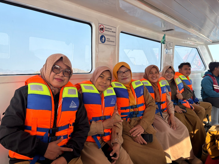 Perjuangan Rohani jadi Guru di Pelosok Lombok, Naik Kapal dan Tempuh 1,5 Jam ke Sekolah