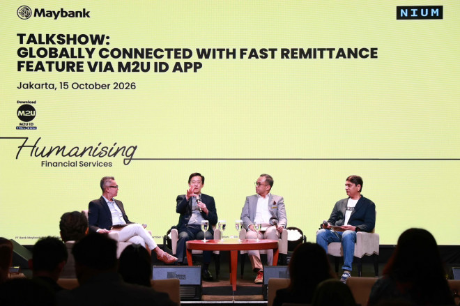  Head Digital Banking Maybank Indonesia Charles Budiman berdiskusi dengan Direktur Community Financial Services Maybank Indonesia Bianto Surodjo, Head Transaction Banking Maybank Indonesia Ade Rangkoto, dan Executive Vice President Asia Pacific NIUM Yoges