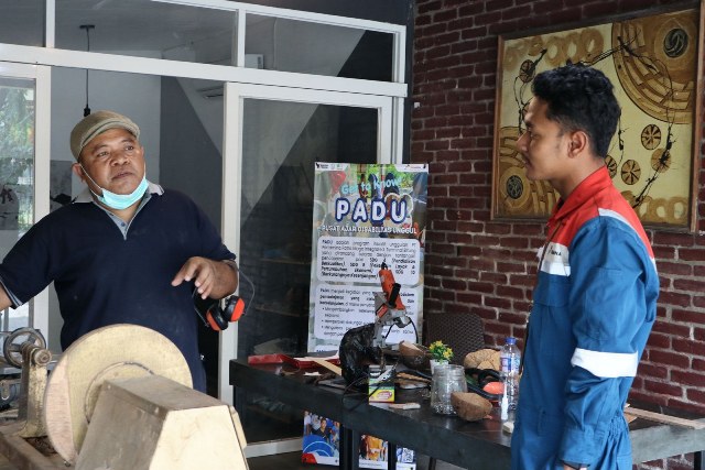 Limbah Kelapa Diolah Jadi Kerajinan Bernilai Jual