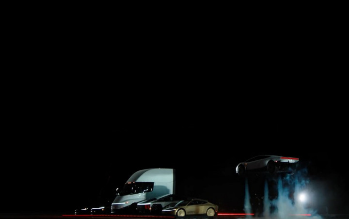 Tesla Roadster Bisa Terbang dan Akrobat, Teknologinya Gak Kaleng-Kaleng