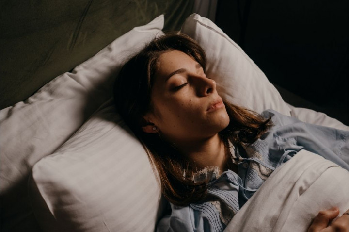 5 Manfaat Tidur di Kamar Gelap untuk Kesehatan, Salah Satunya Tubuh Rileks!