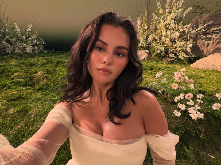 Suaranya Berubah Permanen, Selena Gomez Kapok Isap Vape