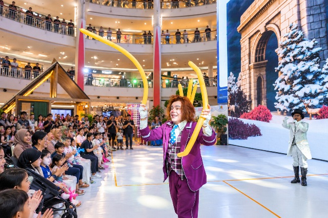 Pertunjukan akrobatik internasional jadi daya tarik pusat perbelanjaan. Foto: Summarecon
