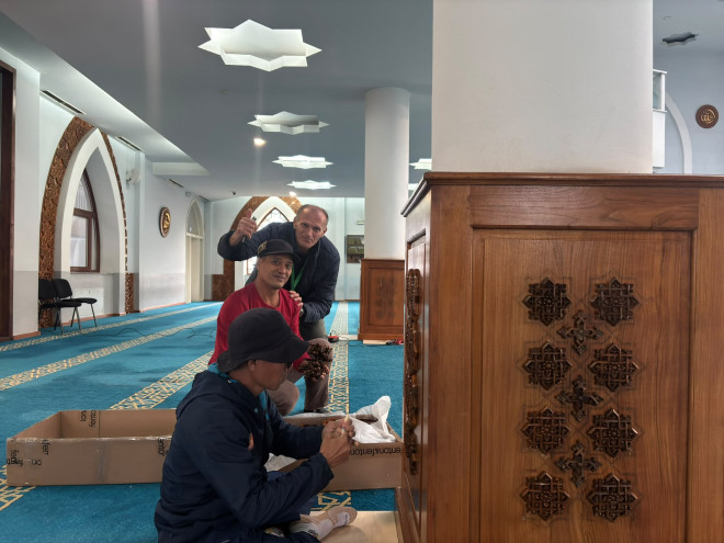 Tiga pengukir asal Jepara merestorasi ornamen kayu Masjid Istiklal di Sarajevo, Bosnia dan Herzegovina, sebagai upaya merawat warisan budaya Indonesia. ist