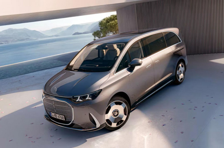 Kejadian, Mercedes-Benz VLE Tabrak Dinding Stan di Paris Motor Show