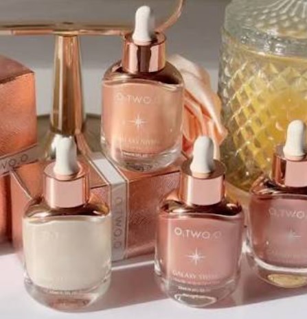   Penggunaan highlighter dalam makeup memberikan efek kilau alami sehingga wajah terlihat lebih segar. (Foto: Dok. O.TWO.O)