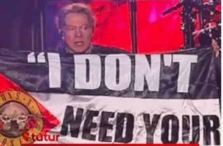 Axl Rose Kibarkan Bendera Palestina di Atas Panggung