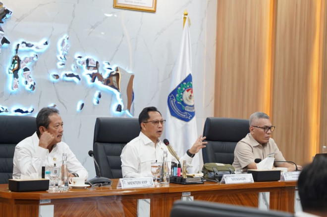 Menteri Kelautan dan Perikanan Sakti Wahyu Trenggono dalam konferensi pers di Kementerian Dalam Negeri. Foto: Kemendagri