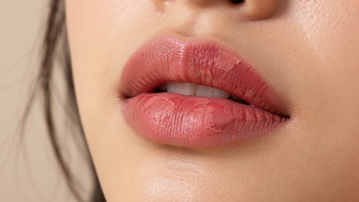 Lipstik Susah Nempel dan Malah Patchy? Ini Cara Mengatasinya!