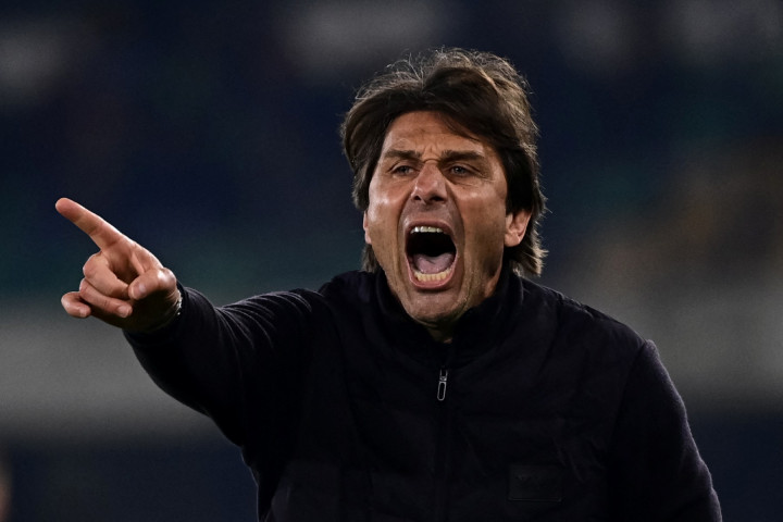 Antonio Conte Buka Suara soal Rumor Melatih Manchester United
