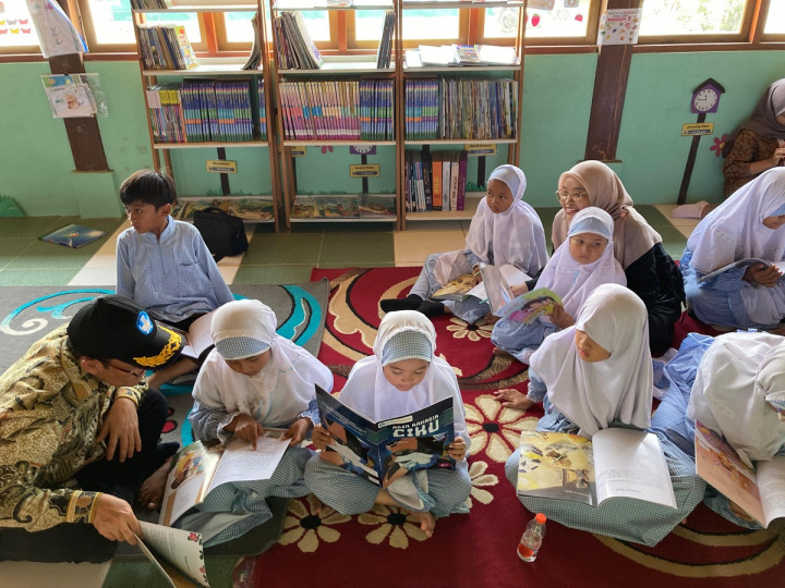 Daun-daun yang Bercerita, Tumbuhkan Minat Baca Lewat Pohon Literasi