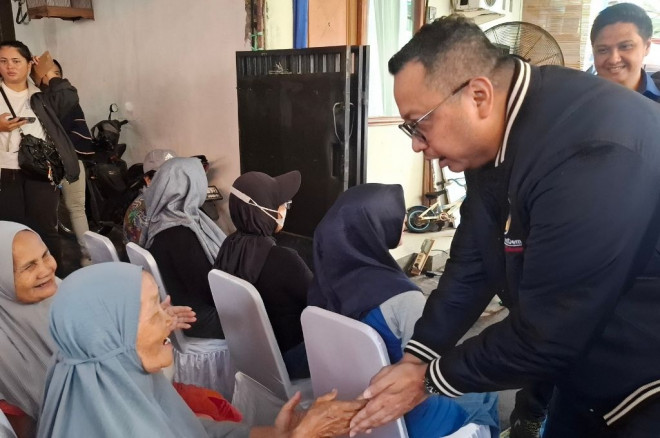 Ketua Bidang Pemuda dan Olahraga Partai NasDem, Nova Harivan Paloh menghadiri acara Pengobatan Gratis. (Foto: Dok. Medcom/Aulia)