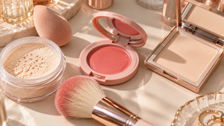 Blush On Dipakai Sebelum atau Sesudah Bedak? Ini Jawabannya!