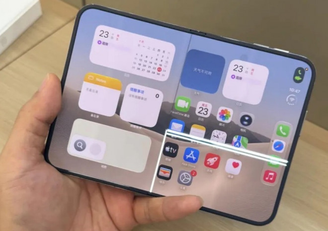 Layar lipat iPhone Duo dilaporkan retak di area engsel pada hari pertama penggunaan.