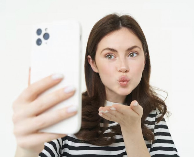 Kamu bisa menyiasati tampilan double chin saat selfie tanpa harus mengandalkan filter berlebihan. Ilustrasi Magnific