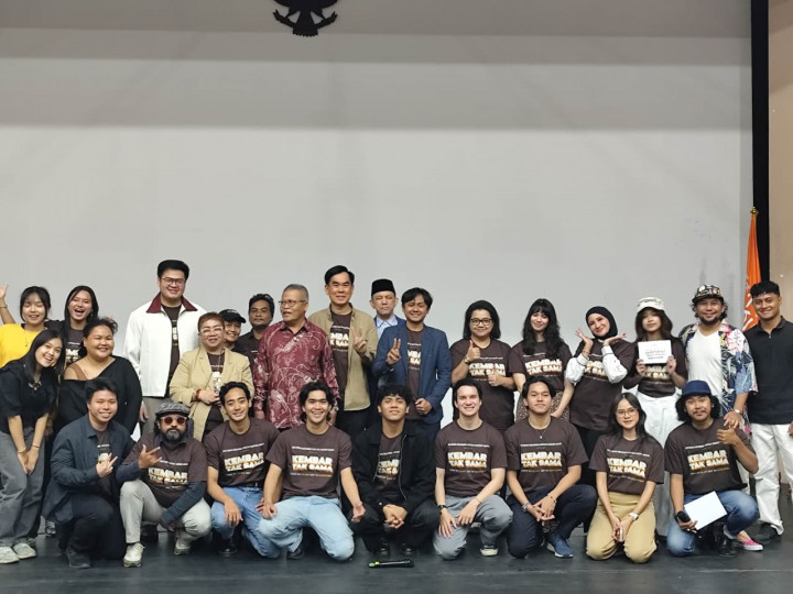 Dua Wajah Kontras Endy Arfian di Film Kembar Tak Sama