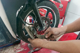 Cara Cegah Rem Skutik Blong saat Turunan