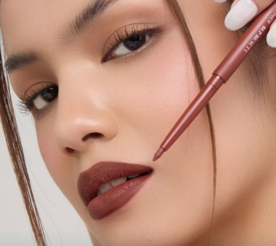 Anti-Bleber! 5 Lip Liner Lokal Ini Bikin Makeup Tetap Standout!