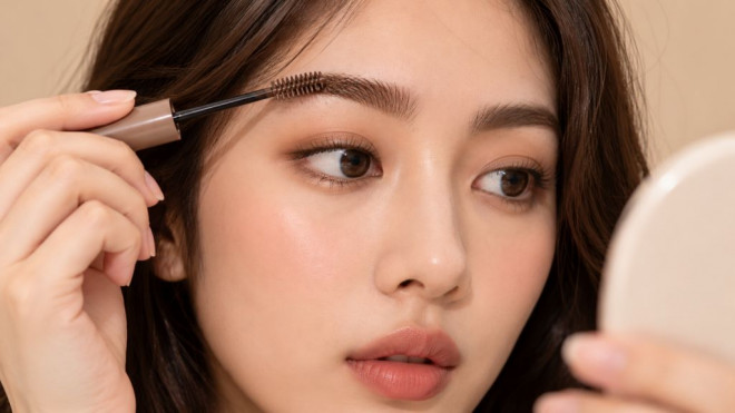 Browcara bikin alis menggumpal dan terlalu tebal? Yuk, intip cara pakainya. (Foto: Dok. Ilustrasi/AI Generate)