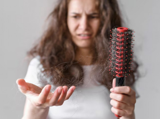 Rambut rontok merupakan bagian dari siklus pertumbuhan rambut yang normal. Ilustrasi Magnific