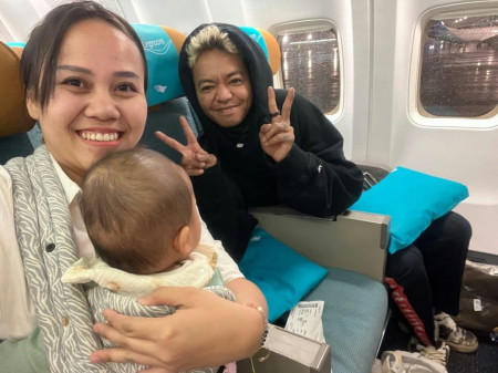 Reza Arap Bantu Ibu Bawa Bayi Sendirian di Pesawat Bikin Terharu