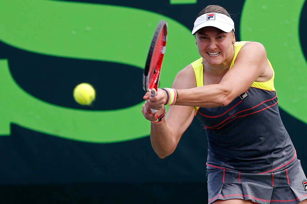 Para bintang tenis dunia, di antaranya Nadia Petrova, beraksi saat mengikuti pertandingan di hari keempat Kejuaraan Tenis Sony Terbuka 2014 di Crandon Tennis Center, Miami, AS, Kamis (20/3).