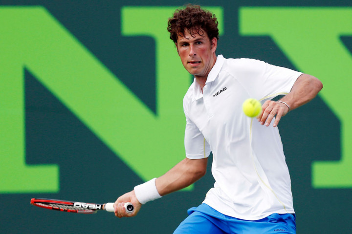 Para bintang tenis dunia, di antaranya Robin Haase, beraksi saat mengikuti pertandingan di hari keempat Kejuaraan Tenis Sony Terbuka 2014 di Crandon Tennis Center, Miami, AS, Kamis (20/3).
