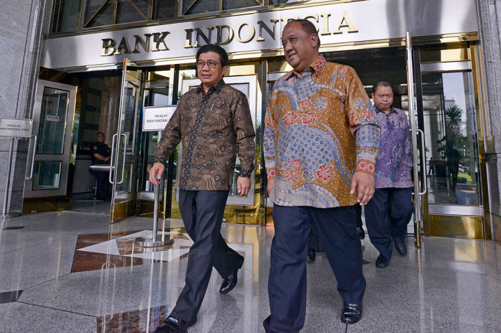 Ketua Dewan Komisioner Otoritas Jasa Keuangan (OJK) Muliaman Hadad (kiri) bersama Kepala Badan Intelijen Negara (BIN) Marciano Norman (tengah) usai penandatanganan MoU antara kedua pihak di komplek gedung Bank Indonesia, Jakarta Pusat, Jumat (21/3).