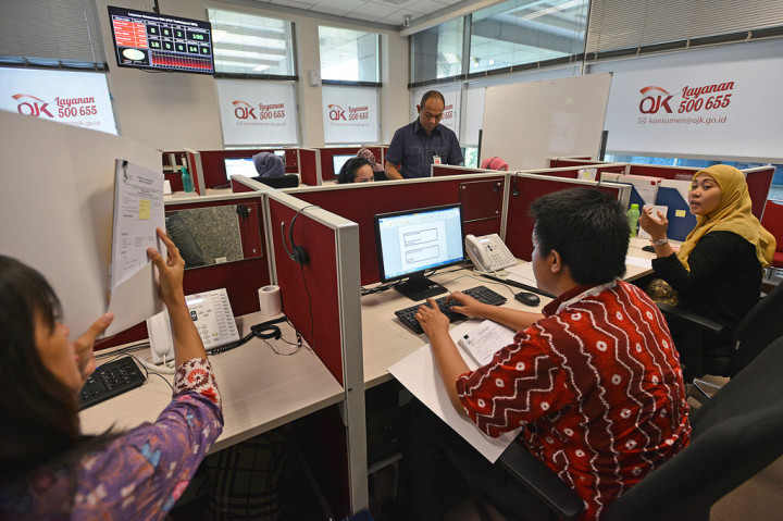 Pegawai Otoritas Jasa Keuangan bekerja di ruang Pusat Pelayanan Konsumen Keuangan Terintegrasi OJK, di komplek gedung Bank Indonesia, Jakarta Pusat, Jumat (21/3).