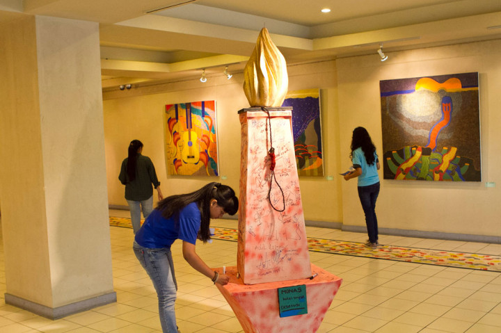 Suasana pengunjung menikmati pameran lukisan tunggal karya Sudita Nashar di Galeri Cipta III, Taman Ismail Marzuki, Jakarta, Jumat, (21/3).