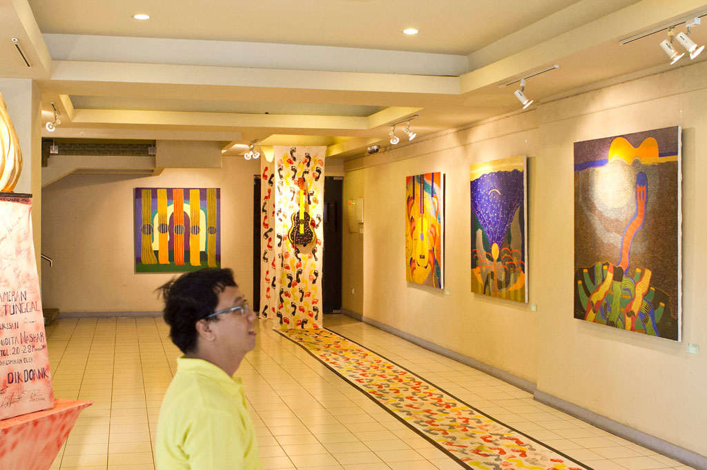 Seorang pengunjung lagi memperhatikan pameran lukisan tunggal karya Sudita Nashar di Galeri Cipta III, Taman Ismail Marzuki, Jakarta, Jumat, (21/3).